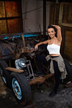 圣保罗一位面带微笑的女人肖像，背景是质朴的汽车元素