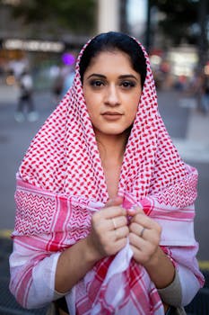 一位戴着红白围巾的女性在城市环境中充满活力的肖像