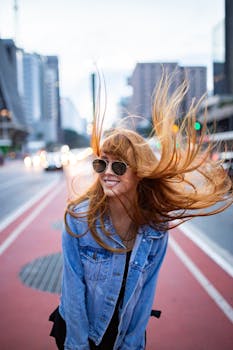 在巴西圣保罗的街头，一位红发女子微笑着享受微风