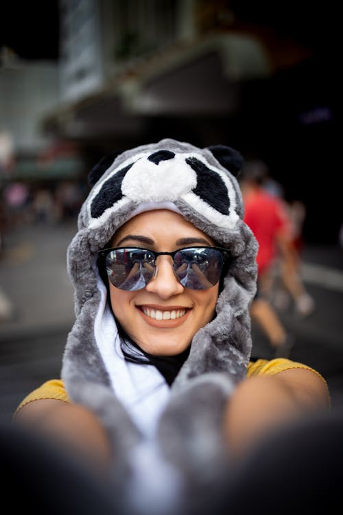 パンダの帽子をかぶっている女性の写真