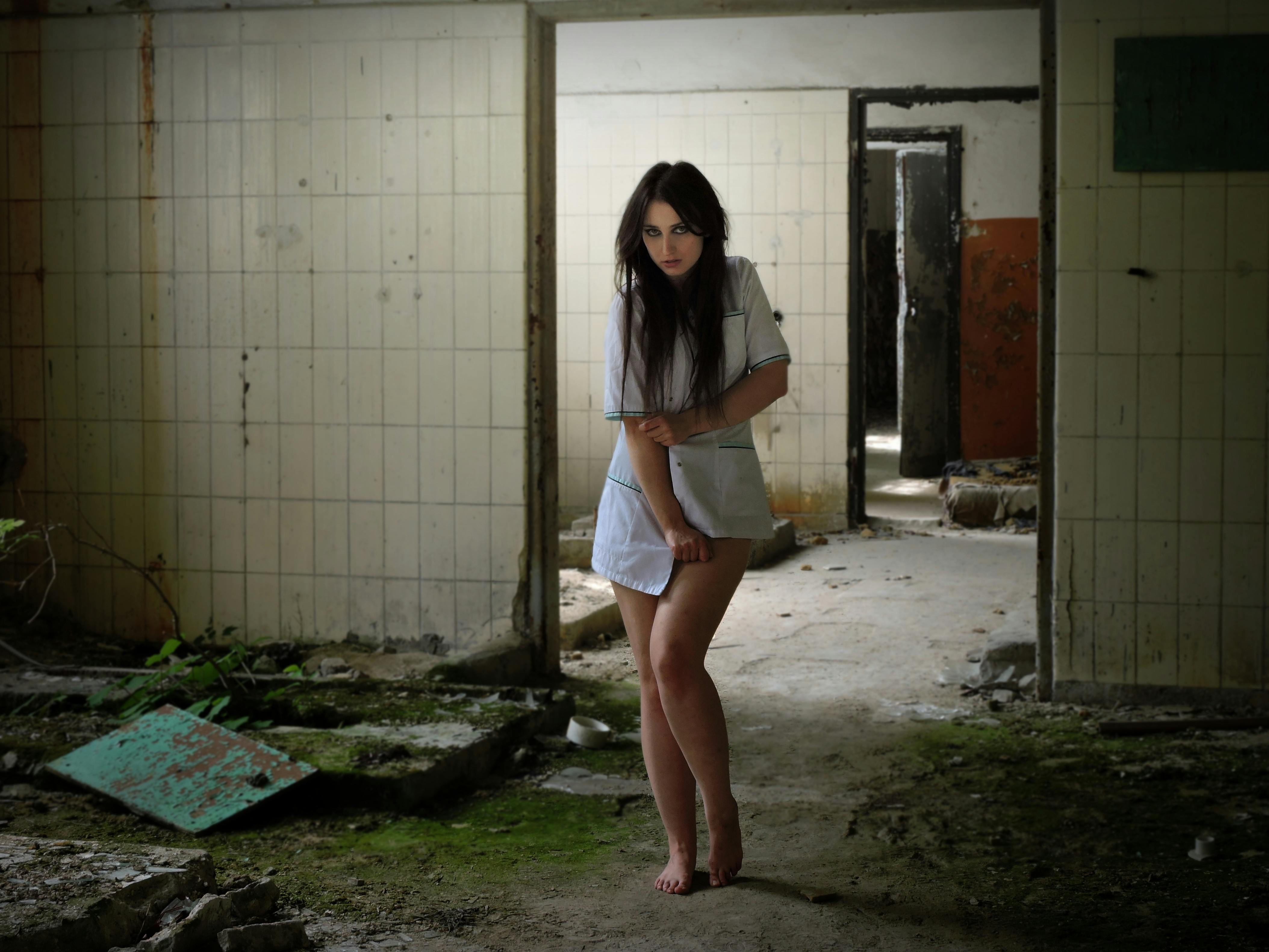 https://images.pexels.com/photos/25311000/pexels-photo-25311000/free-photo-of-woman-in-white-shirt-standing-barefoot-in-abandoned-room.jpeg?auto=compress&amp;cs=tinysrgb&amp;w=1260&amp;h=750&amp;dpr=2