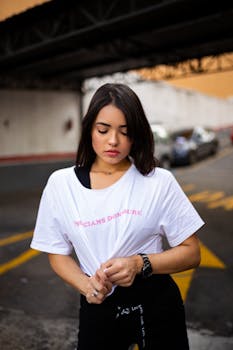 圣保罗一名女子穿着白衬衫在户外摆姿势的肖像