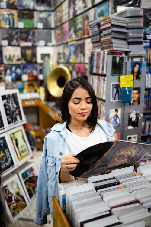 ảnh Của Woman Holding Phonograph Record