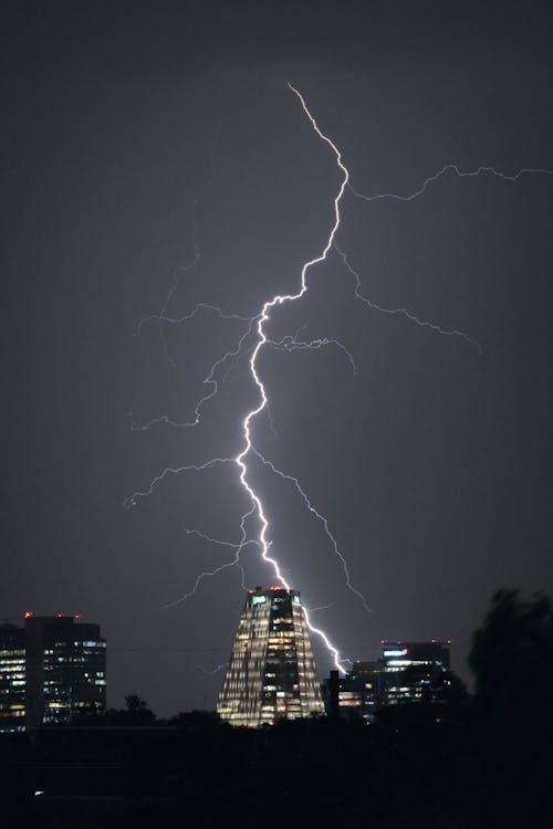 Kostenloses Stock Foto zu beleuchtet, blitz, dramatischer himmel