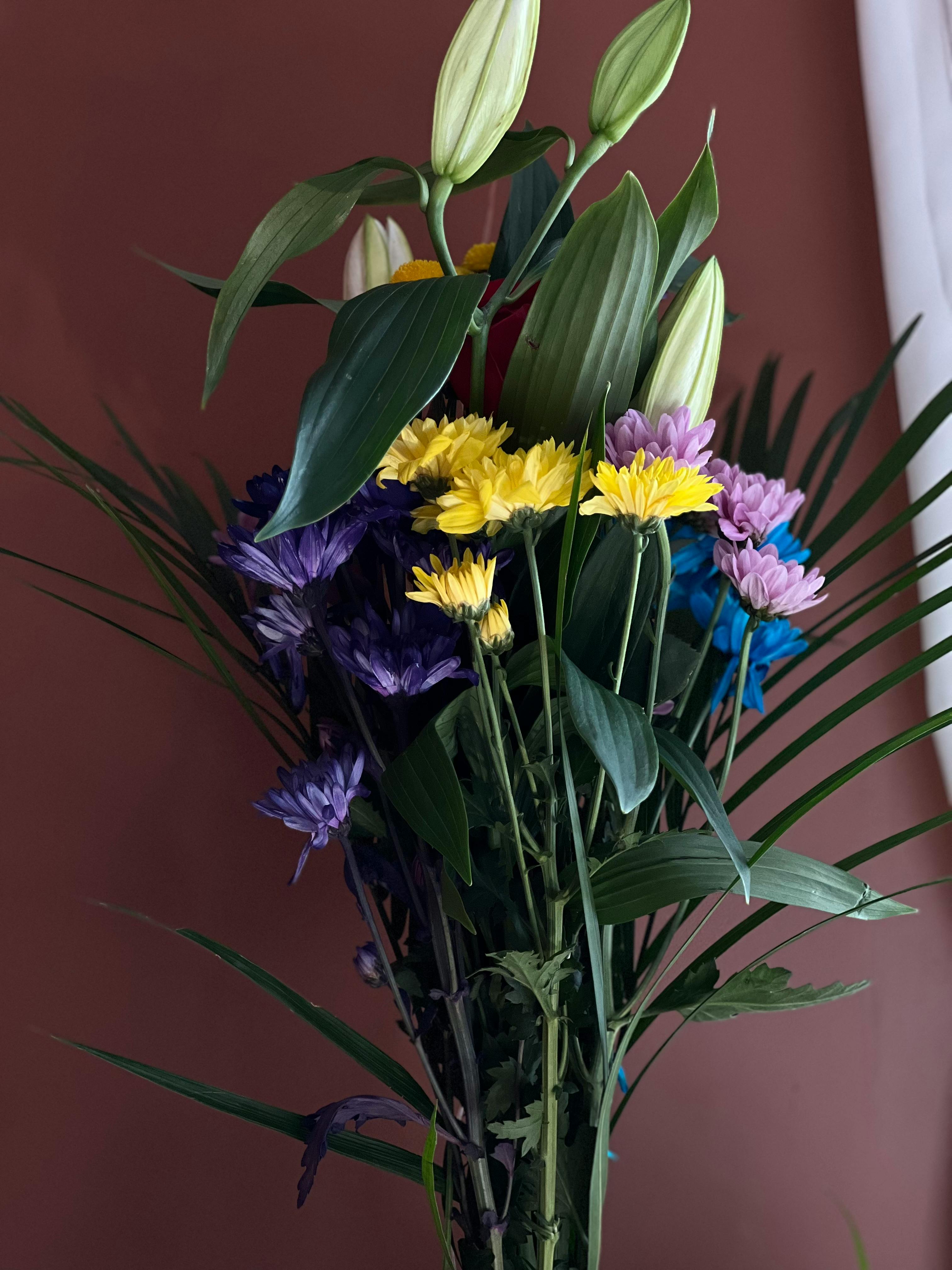 [ColoSach]-colorful-bouquet-with-lilies-and-daisies,-elegant-floral-arrangement-with-vibrant-hues.