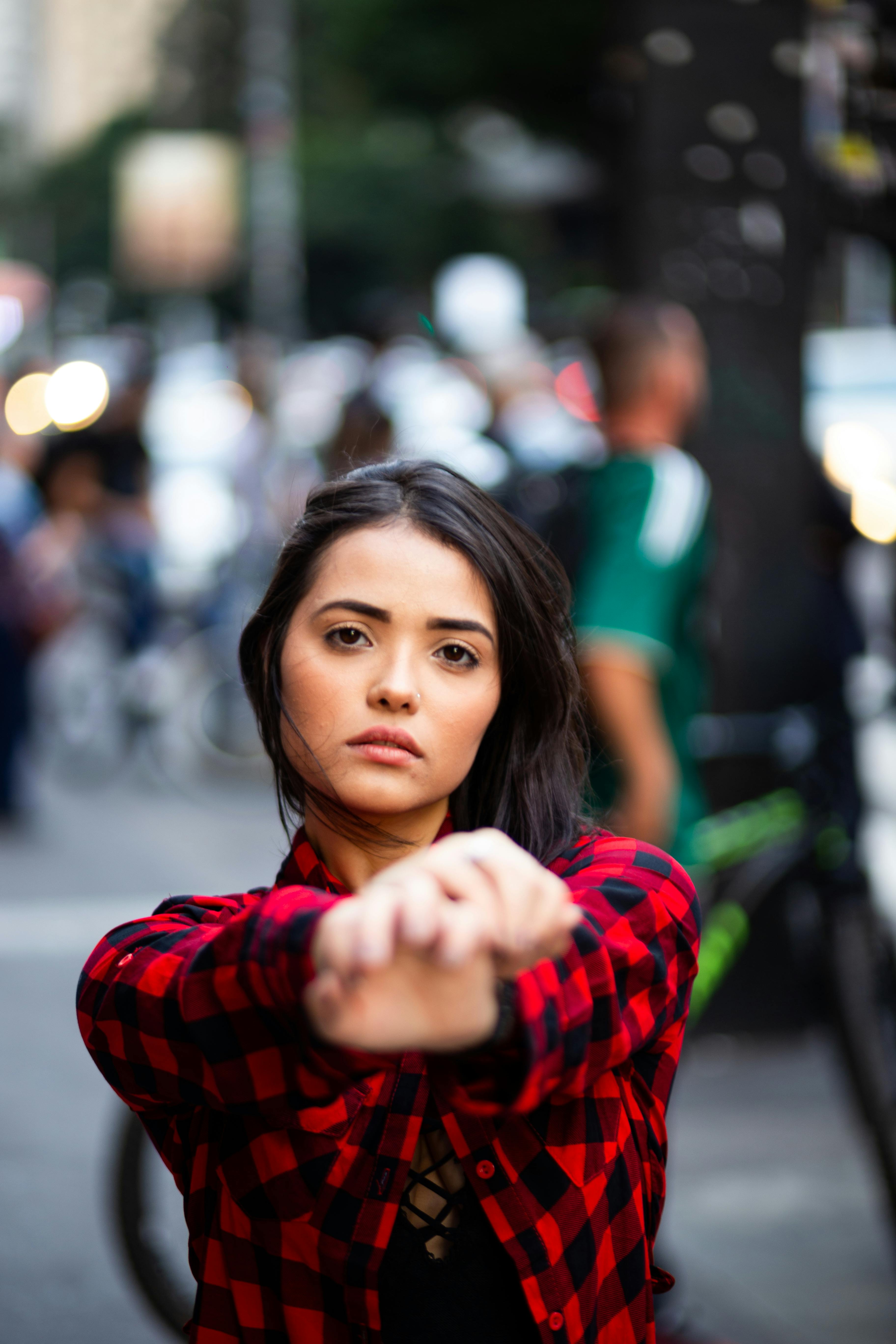 在圣保罗繁忙的街道上，一位年轻女子时尚地摆出肖像姿势，流露出自信