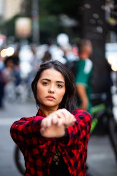 在圣保罗繁忙的街道上，一位年轻女子时尚地摆出肖像姿势，流露出自信