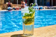 在阳光明媚的泳池边享用冰镇柠檬薄荷鸡尾酒，是夏季完美的提神方式