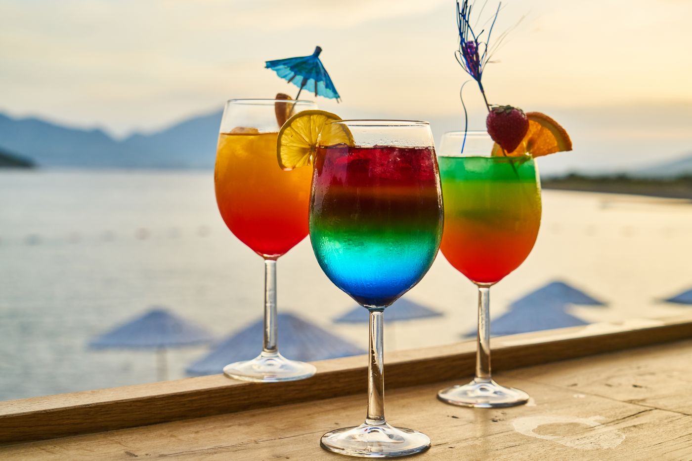 Cocktails colorés dans un beach bar au coucher du soleil