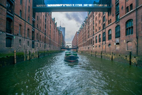 Immagine gratuita di acqua, acqua scura, architettura