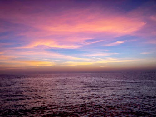 Photo Panoramique De La Mer Sous Le Ciel Violet