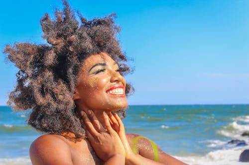 Close Upfoto Van Vrouw Met Afrohaar