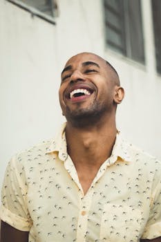 一个开朗的男人穿着带图案的衬衫，在户外快乐地微笑