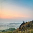 在西爪哇岛，一群徒步旅行者在山顶欣赏薄雾般的日出