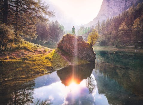 一个人坐在岩石上，俯瞰奥地利森林中反光的湖泊，四周风景宁静