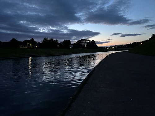 Fotos de stock gratuitas de agua que fluye, cielo del atardecer, color del atardecer