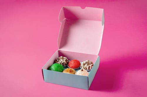 Безкоштовне стокове фото на тему «їжа, коробка, рожевий фон»