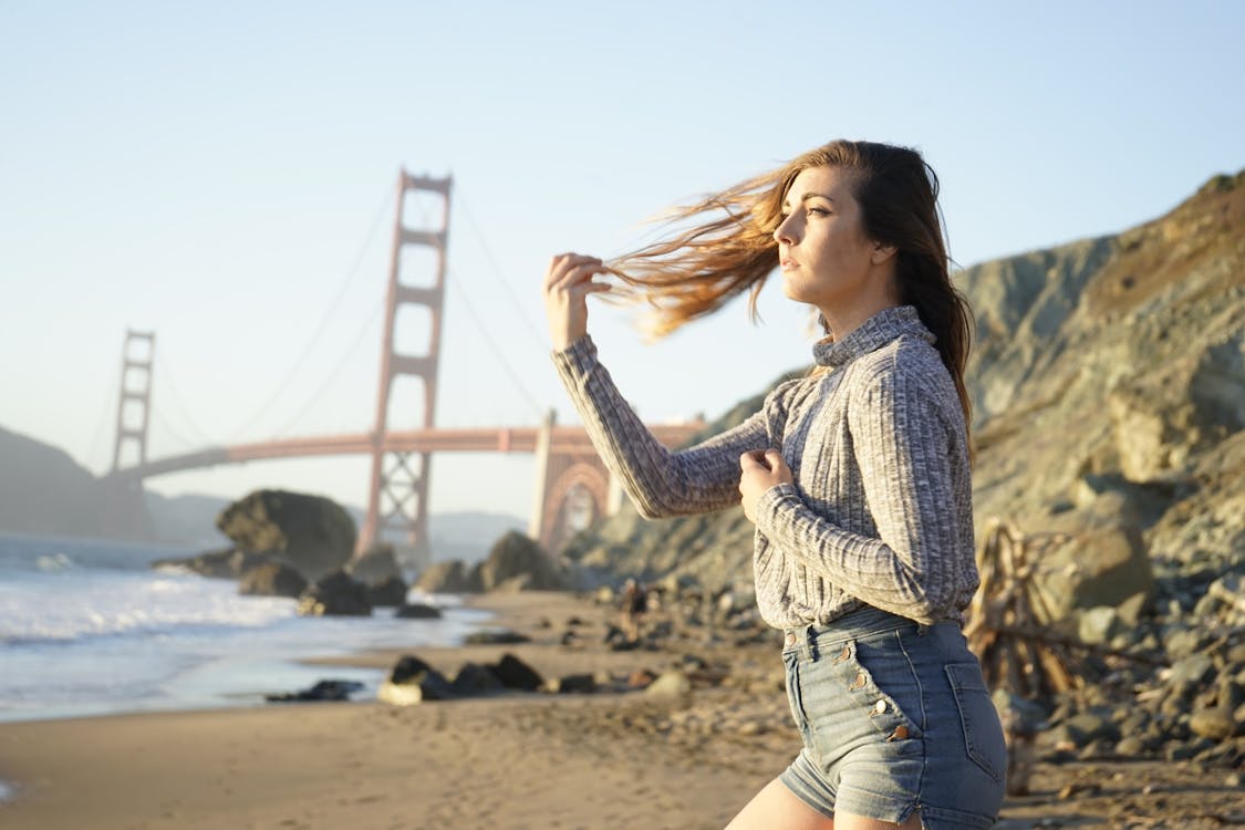 bezplatná Základová fotografie zdarma na téma most Golden Gate, osoba, turistická atrakce Základová fotografie