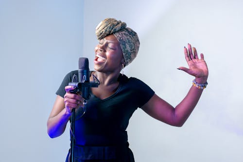 Photo De Femme Chantant Dans Un Studio De Musique