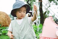 可爱的孩子在公园的绿荫下玩着气球，享受户外时光