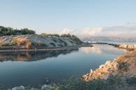 科孚岛湖畔宁静的风景，倒映着绿意与晴朗的天空