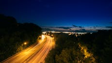 查塔努加高速公路上的光迹在长时间曝光下，背景是城市景观