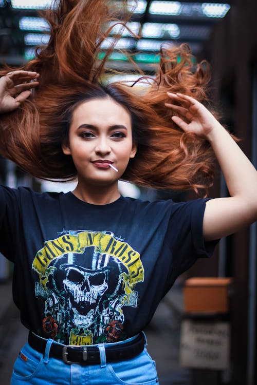 Foto Wanita Mengenakan Baju Hitam