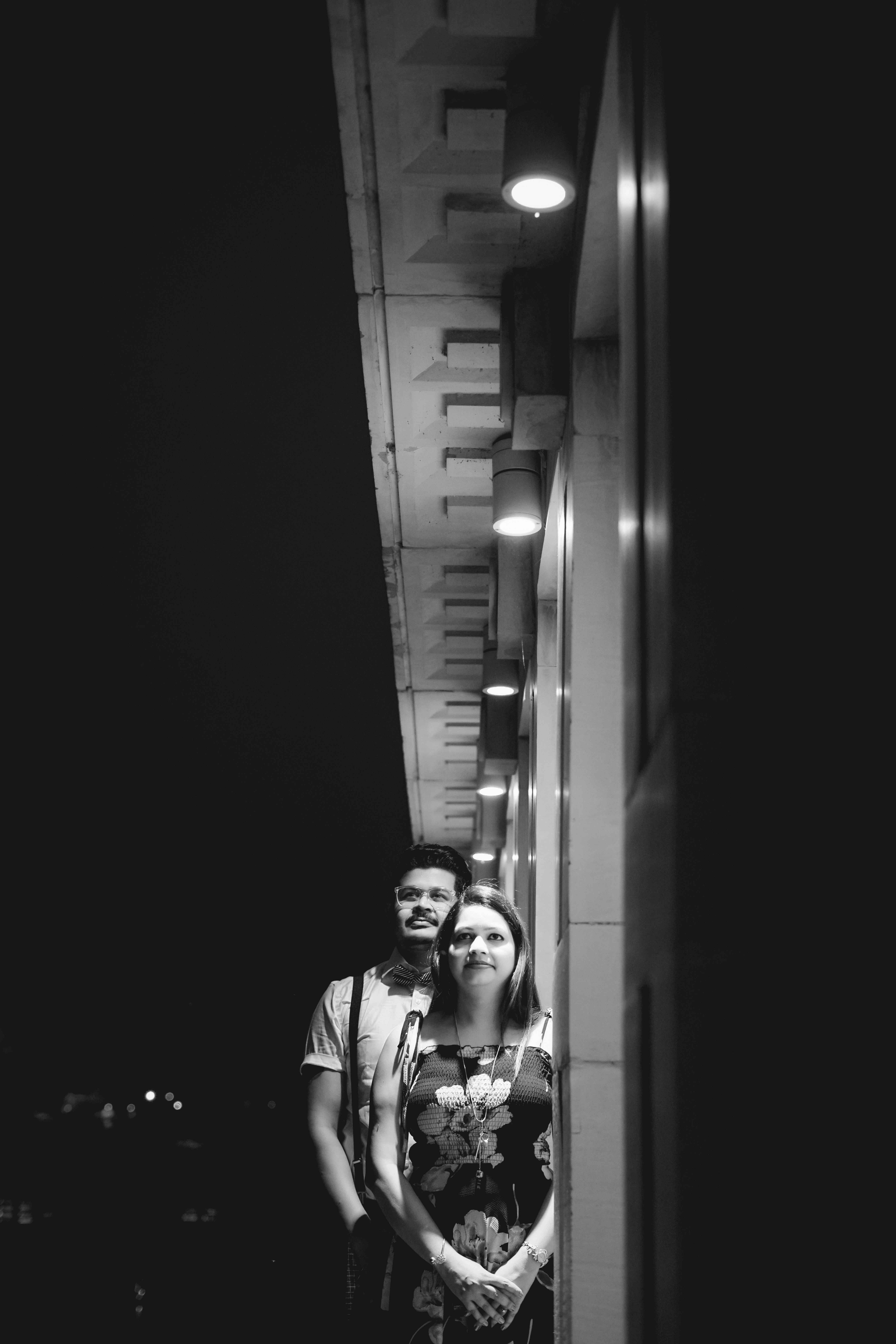 бесплатная Фото мужчины и женщины в оттенках серого Стоковое фото