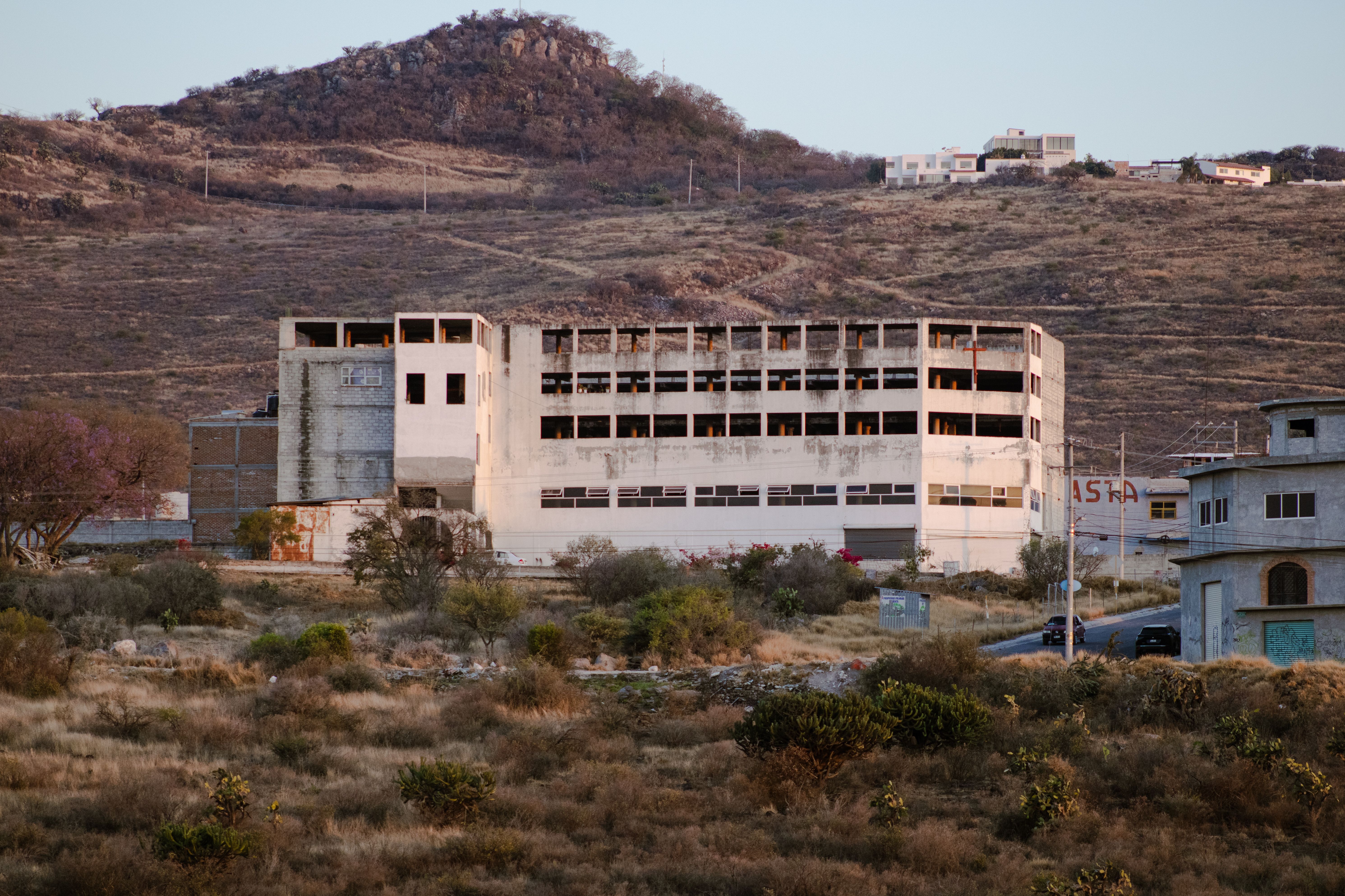 Desolate abandoned building in the hilly terrain of Querétaro, Mexico.