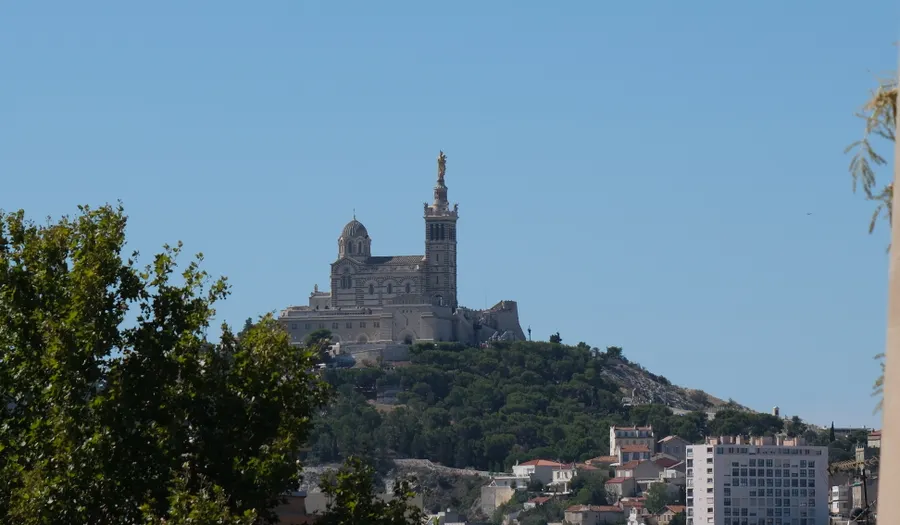 Notre-Dame de la Garde et les collines