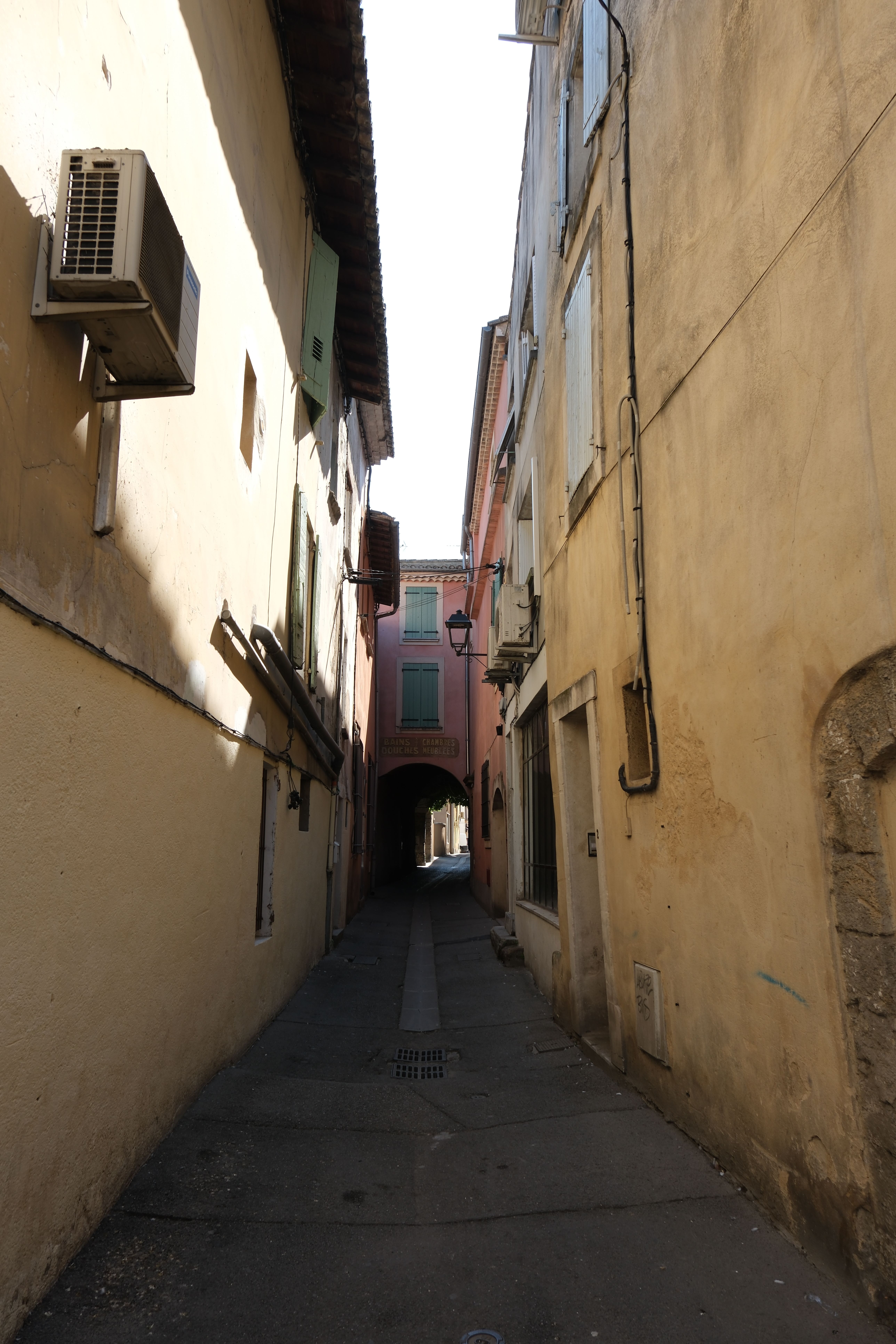 A narrow alley with buildings on both sides · Free Stock Photo
