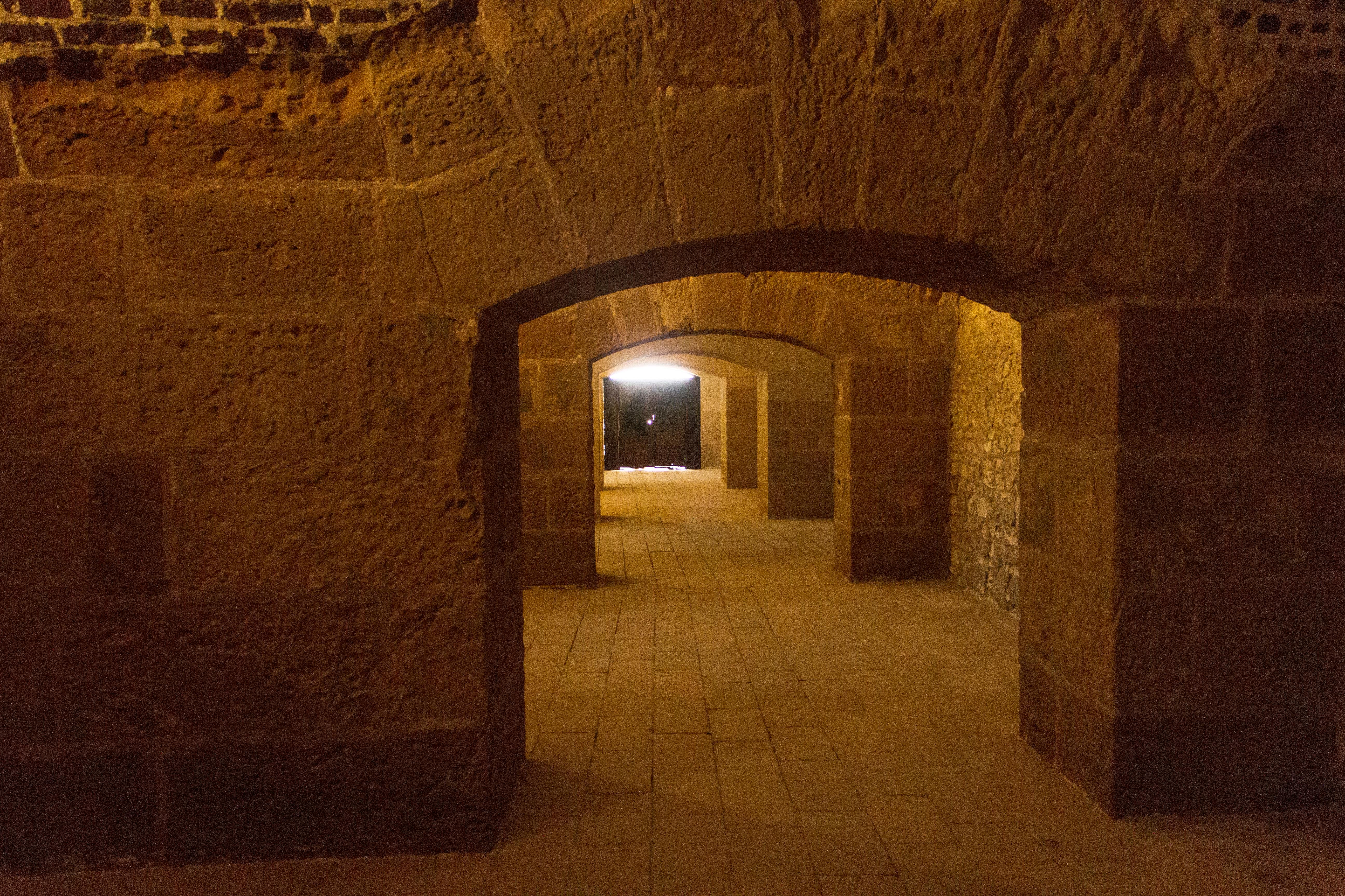 Explore the historic interior passageways of the Citadel of Qaitbay in Alexandria, Egypt. - Alejandría