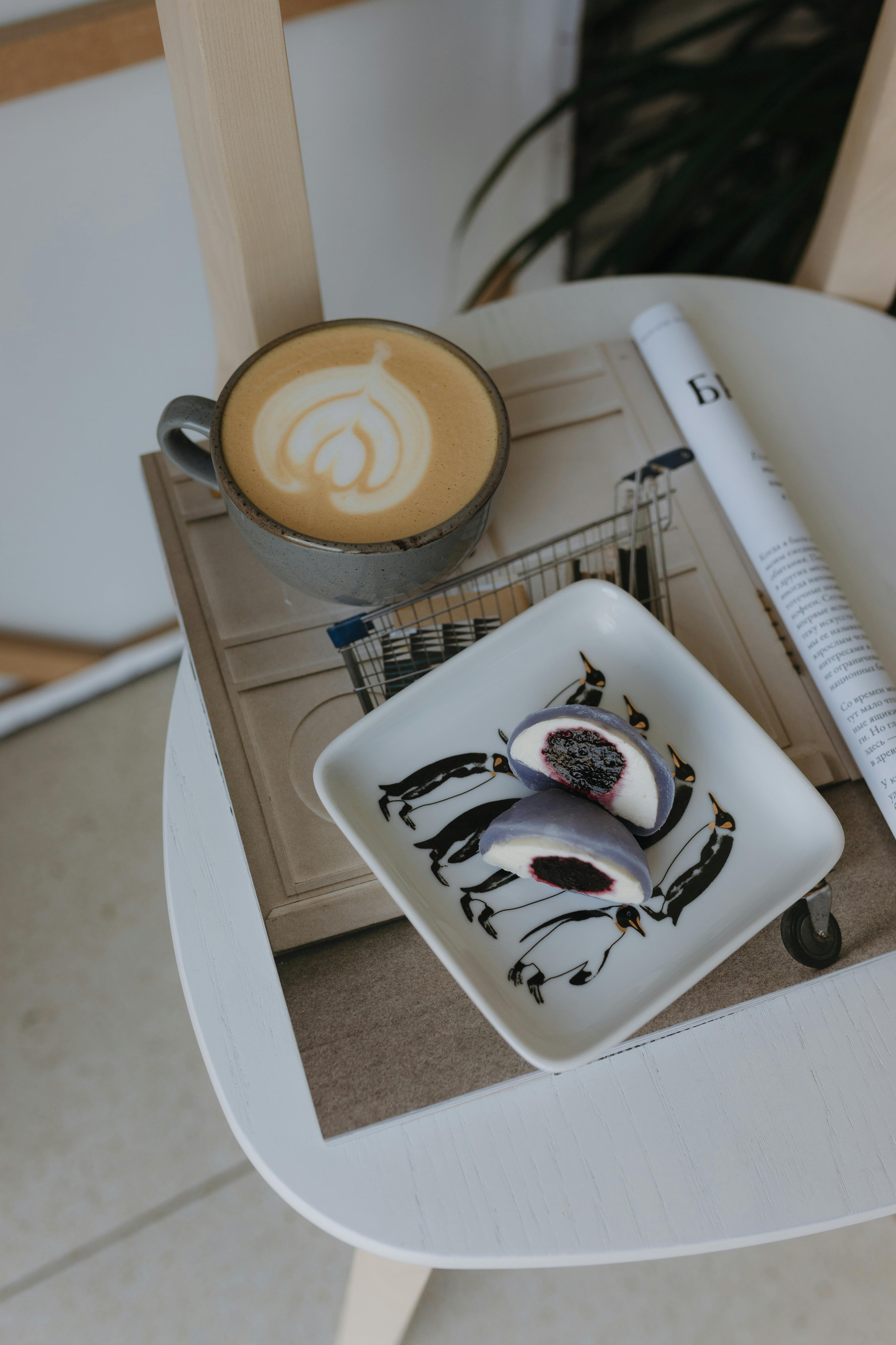 bezplatná Základová fotografie zdarma na téma caffè latte, časopis, černá a bílá deska Základová fotografie