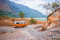 乘坐经典的大众巴士，沿着宁静的湖边景色，探索萨尔瓦多的自然美景