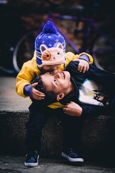 两个穿着暖和衣服的男孩在户外快乐地拥抱，洋溢着幸福