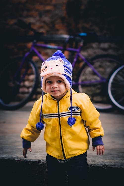 バイクの近くに立っている少年