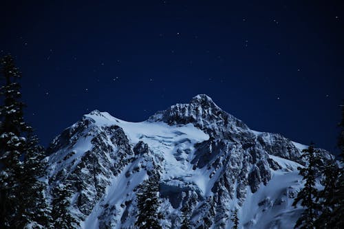 Foto Gunung Yang Tertutup Salju Saat Malam Hari
