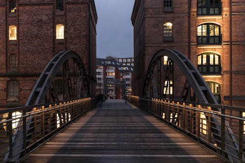 人行天橋, 倉庫區, 光 的 免費圖庫相片