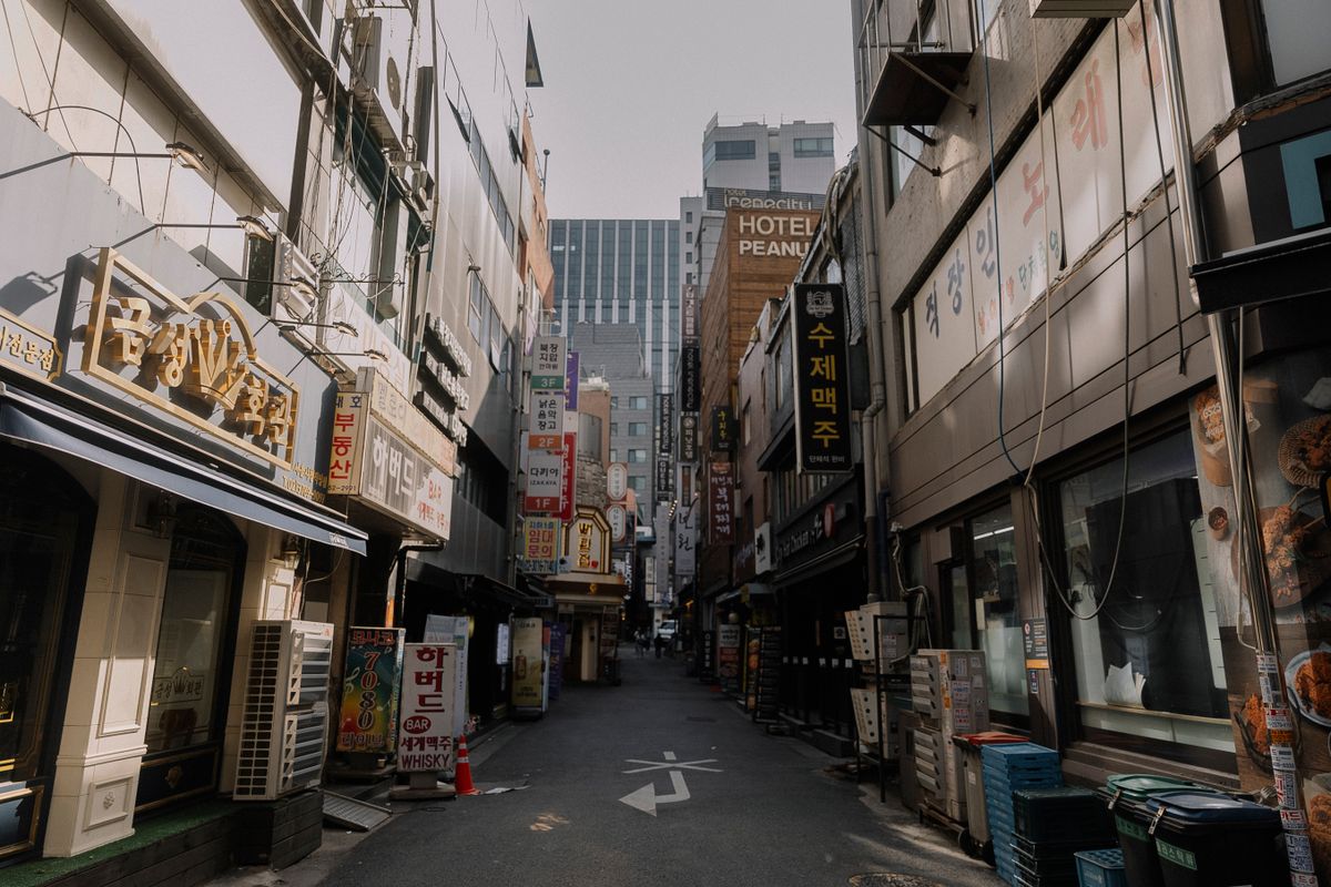 Quiet alley in Seoul showcasing Korean architecture and signage