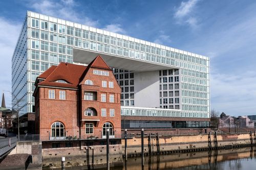 Free A stunning view of modern and historic architecture in Hamburg, Germany by a canal. Stock Photo