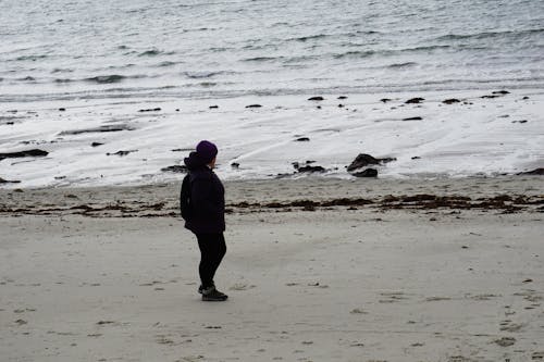 Femme seule sur la plage .