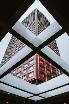 巴黎现代摩天大楼的几何金属结构视图