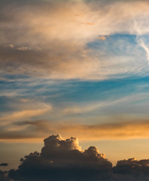 無料 ゴールデンアワーの雲の写真 写真素材