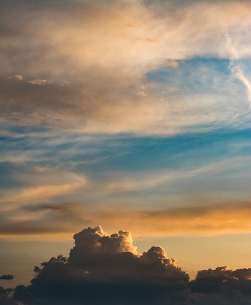 ゴールデンアワーの雲の写真