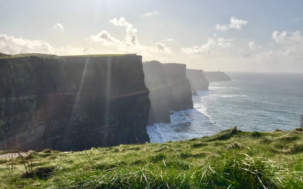 Stâncile lui Moher în lumina blândă a zorilor, deasupra oceanului