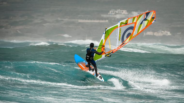 Windsurfista navegando con viento