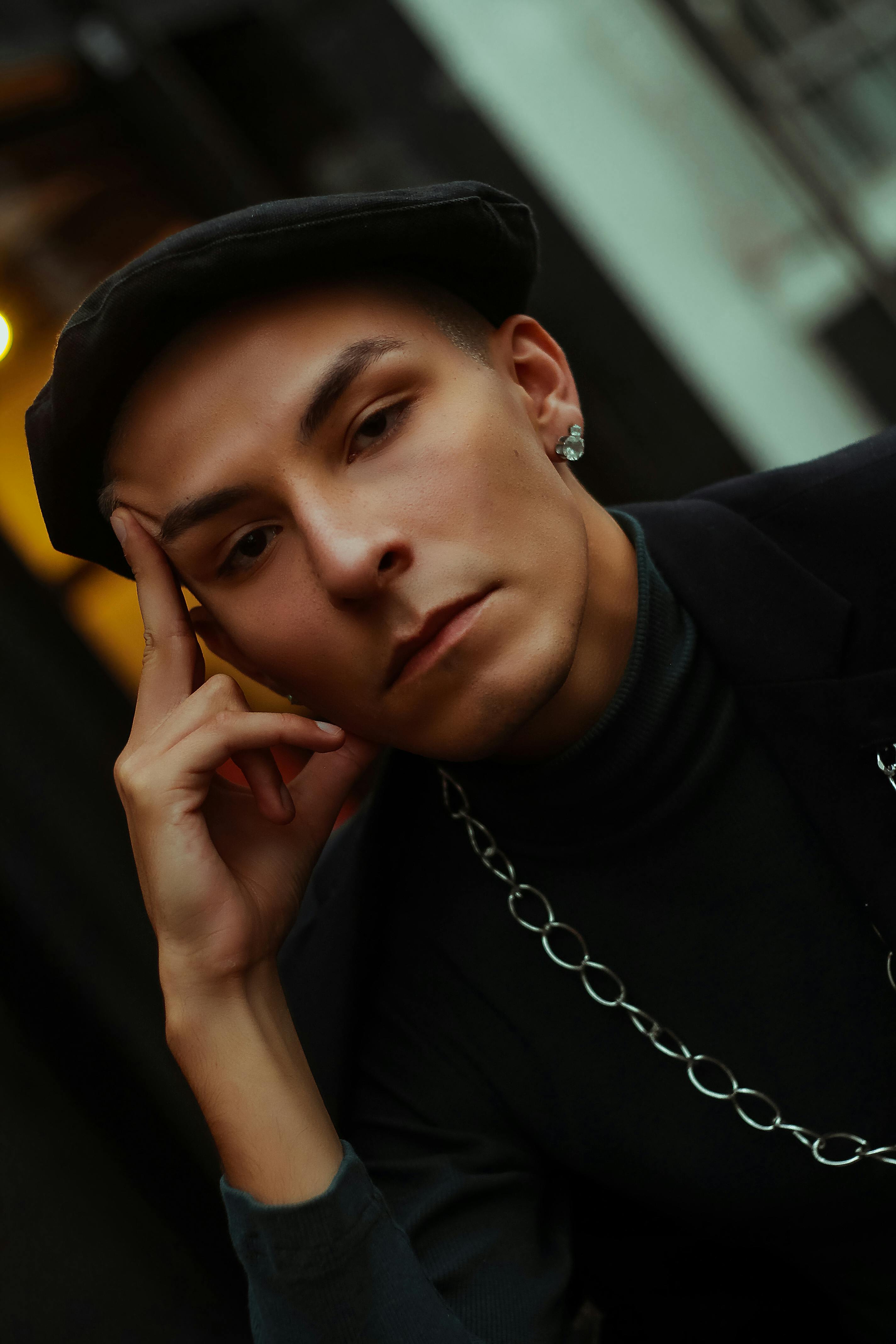 这是一张城市环境中身着休闲服的沉思男子特写肖像，表情严肃