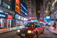 霓虹灯和红色出租车，是香港繁华夜晚街头的城市生活缩影