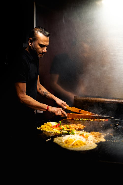 Uomo Che Frigge Su Un Barbecue Mongolo