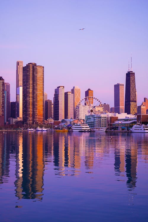 Foto De City Buildings Near River